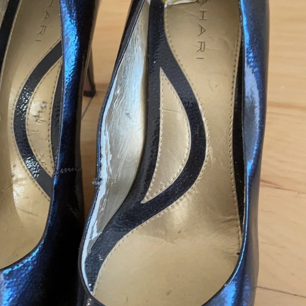 Tahari Malka black pointy toe heel